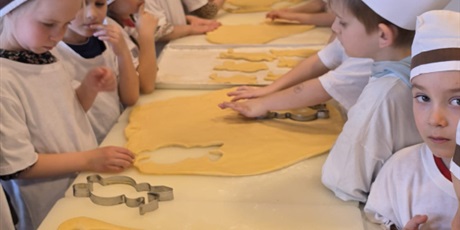 Powiększ grafikę: pszczolki-w-madisonie-pieka-ciasteczka-685961.jpg