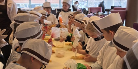 Powiększ grafikę: pszczolki-w-madisonie-pieka-ciasteczka-685962.jpg