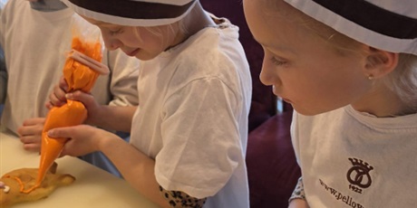 Powiększ grafikę: pszczolki-w-madisonie-pieka-ciasteczka-685964.jpg