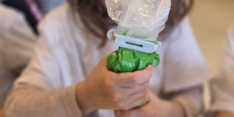 Powiększ grafikę: pszczolki-w-madisonie-pieka-ciasteczka-685965.jpg