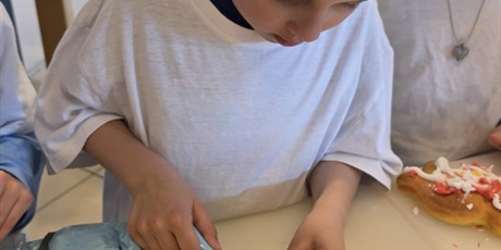 Powiększ grafikę: pszczolki-w-madisonie-pieka-ciasteczka-685966.jpg