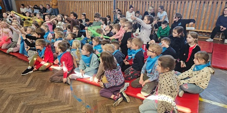 Powiększ grafikę: pszczolki-z-okazji-niebieskich-igrzysk-na-przedstawieniu-w-sp65-691506.jpg