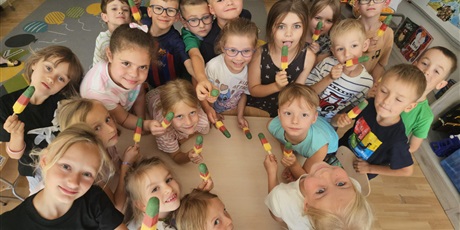 Powiększ grafikę: slodkie-zakonczenie-roku-szkolnego-w-gr-pszczolek-707861.jpg