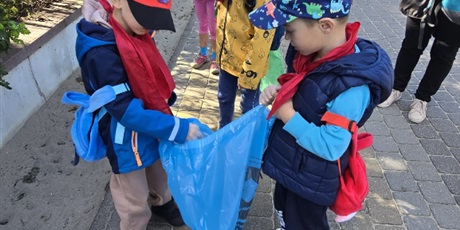 Powiększ grafikę: sprzatanie-swiata-na-plazy-przez-pszczolki-639500.jpg