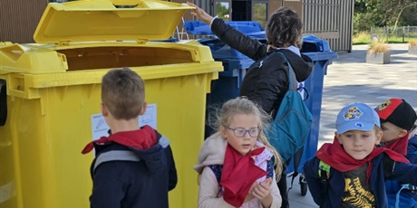 Powiększ grafikę: sprzatanie-swiata-na-plazy-przez-pszczolki-639508.jpg