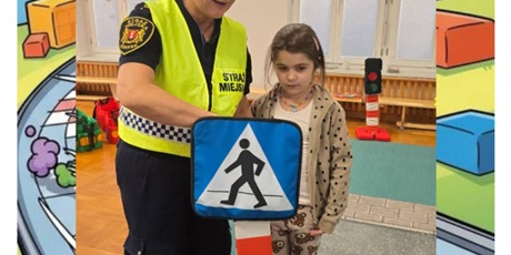 Powiększ grafikę: straz-miejska-w-grupie-pszczolek-687204.jpg