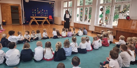 Powiększ grafikę: szkola-do-hymnu-i-rozstrzygniecie-konkursu-na-najzabawniejsza-dynie-655880.jpg