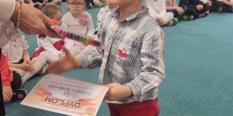 Powiększ grafikę: szkola-do-hymnu-i-rozstrzygniecie-konkursu-na-najzabawniejsza-dynie-655881.jpg