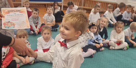 Powiększ grafikę: szkola-do-hymnu-i-rozstrzygniecie-konkursu-na-najzabawniejsza-dynie-655882.jpg