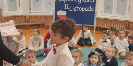 Powiększ grafikę: szkola-do-hymnu-i-rozstrzygniecie-konkursu-na-najzabawniejsza-dynie-655883.jpg