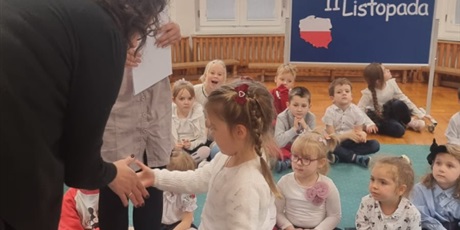 Powiększ grafikę: szkola-do-hymnu-i-rozstrzygniecie-konkursu-na-najzabawniejsza-dynie-655884.jpg