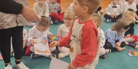 Powiększ grafikę: szkola-do-hymnu-i-rozstrzygniecie-konkursu-na-najzabawniejsza-dynie-655885.jpg