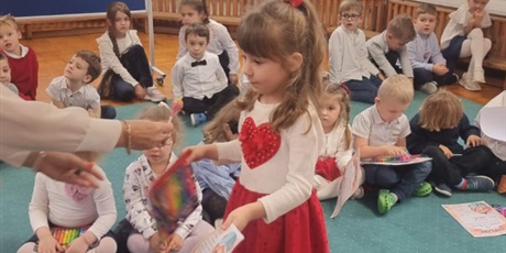 Powiększ grafikę: szkola-do-hymnu-i-rozstrzygniecie-konkursu-na-najzabawniejsza-dynie-655886.jpg