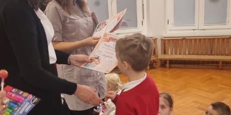 Powiększ grafikę: szkola-do-hymnu-i-rozstrzygniecie-konkursu-na-najzabawniejsza-dynie-655887.jpg