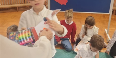 Powiększ grafikę: szkola-do-hymnu-i-rozstrzygniecie-konkursu-na-najzabawniejsza-dynie-655888.jpg