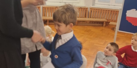 Powiększ grafikę: szkola-do-hymnu-i-rozstrzygniecie-konkursu-na-najzabawniejsza-dynie-655889.jpg