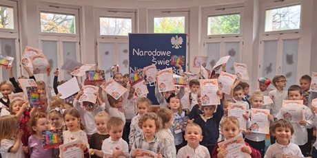 Powiększ grafikę: szkola-do-hymnu-i-rozstrzygniecie-konkursu-na-najzabawniejsza-dynie-655890.jpg