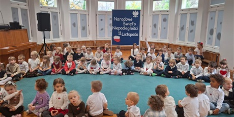 Powiększ grafikę: szkola-do-hymnu-i-rozstrzygniecie-konkursu-na-najzabawniejsza-dynie-655891.jpg