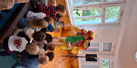 Powiększ grafikę: teatr-qfer-z-przedstawieniem-podworko-dyzia-piorko-645980.jpg