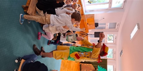 Powiększ grafikę: teatr-qfer-z-przedstawieniem-podworko-dyzia-piorko-645982.jpg