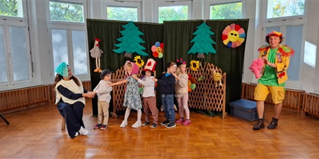 Powiększ grafikę: teatr-qfer-z-przedstawieniem-podworko-dyzia-piorko-645992.jpg