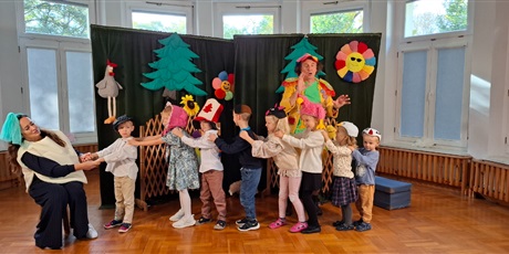 Powiększ grafikę: teatr-qfer-z-przedstawieniem-podworko-dyzia-piorko-645997.jpg