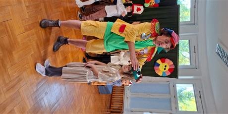 Powiększ grafikę: teatr-qfer-z-przedstawieniem-podworko-dyzia-piorko-645998.jpg