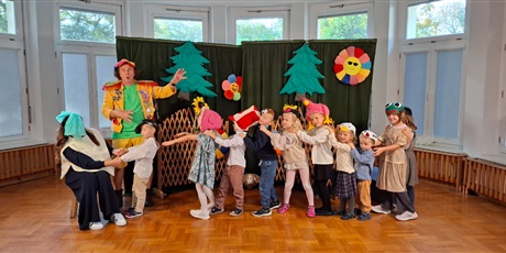 Powiększ grafikę: teatr-qfer-z-przedstawieniem-podworko-dyzia-piorko-646000.jpg