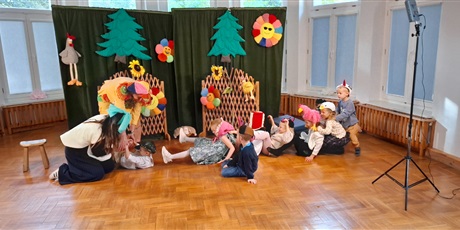 Powiększ grafikę: teatr-qfer-z-przedstawieniem-podworko-dyzia-piorko-646002.jpg