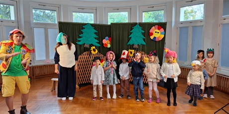 Powiększ grafikę: teatr-qfer-z-przedstawieniem-podworko-dyzia-piorko-646004.jpg