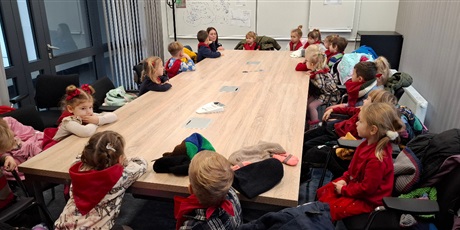 Powiększ grafikę: wycieczka-motylkow-do-ii-komisariatu-policji-w-gdansku-658631.jpg