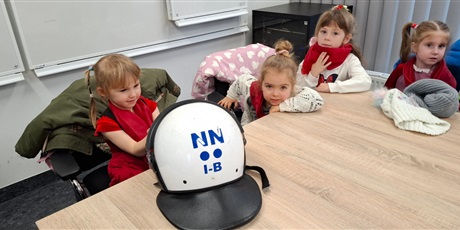 Powiększ grafikę: wycieczka-motylkow-do-ii-komisariatu-policji-w-gdansku-658634.jpg