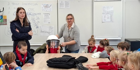 Powiększ grafikę: wycieczka-motylkow-do-ii-komisariatu-policji-w-gdansku-658635.jpg