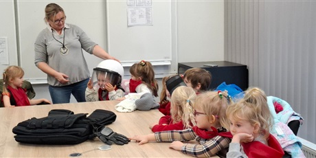 Powiększ grafikę: wycieczka-motylkow-do-ii-komisariatu-policji-w-gdansku-658636.jpg