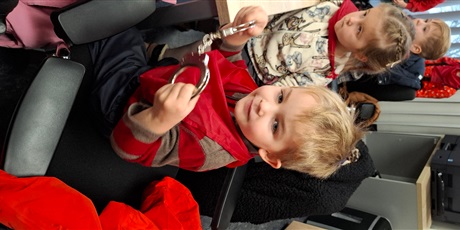 Powiększ grafikę: wycieczka-motylkow-do-ii-komisariatu-policji-w-gdansku-658656.jpg