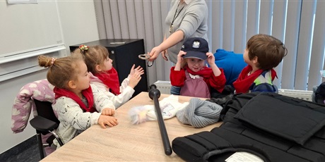 Powiększ grafikę: wycieczka-motylkow-do-ii-komisariatu-policji-w-gdansku-658657.jpg