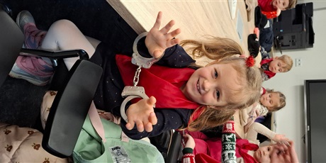 Powiększ grafikę: wycieczka-motylkow-do-ii-komisariatu-policji-w-gdansku-658658.jpg