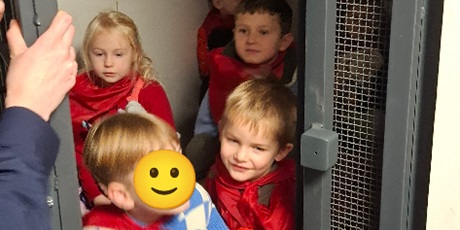 Powiększ grafikę: wycieczka-motylkow-do-ii-komisariatu-policji-w-gdansku-658663.jpg