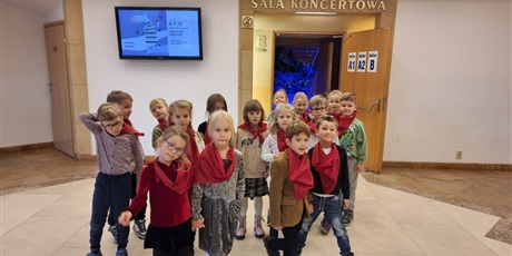 Powiększ grafikę: wyjscie-gr-iii-do-filharmonii-na-koncert-orkiestry-wojska-polskiego-658282.jpg