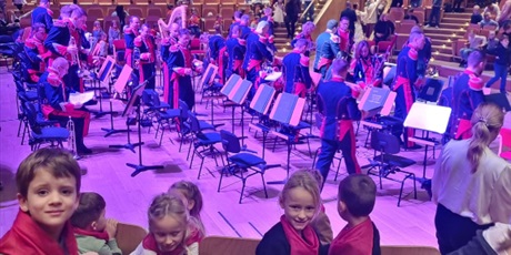 Powiększ grafikę: wyjscie-gr-iii-do-filharmonii-na-koncert-orkiestry-wojska-polskiego-658284.jpg