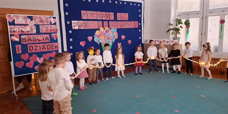 Powiększ grafikę: wystep-gr-ii-z-okazji-dnia-babci-i-dziadka-672580.jpg