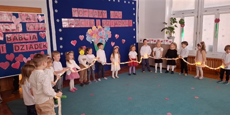 Powiększ grafikę: wystep-gr-ii-z-okazji-dnia-babci-i-dziadka-672581.jpg