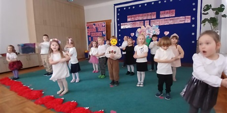 Powiększ grafikę: wystep-gr-ii-z-okazji-dnia-babci-i-dziadka-672584.jpg