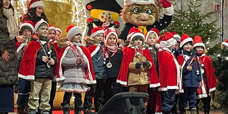 Powiększ grafikę: wystep-pszczolek-na-jarmarku-668174.jpg