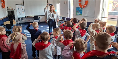 Powiększ grafikę: z-marynarzem-motlawkiem-po-statku-lekcja-muzealna-motylkow-w-narodowym-muzeum-morskim-682926.jpg