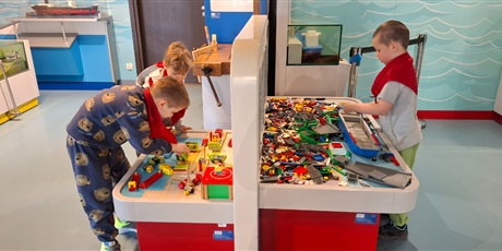 Powiększ grafikę: z-marynarzem-motlawkiem-po-statku-lekcja-muzealna-motylkow-w-narodowym-muzeum-morskim-682929.jpg