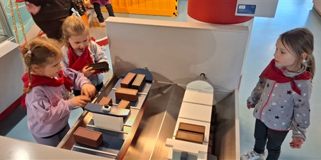 Powiększ grafikę: z-marynarzem-motlawkiem-po-statku-lekcja-muzealna-motylkow-w-narodowym-muzeum-morskim-682931.jpg