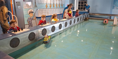 Powiększ grafikę: z-marynarzem-motlawkiem-po-statku-lekcja-muzealna-motylkow-w-narodowym-muzeum-morskim-682932.jpg