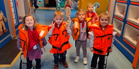 Powiększ grafikę: z-marynarzem-motlawkiem-po-statku-lekcja-muzealna-motylkow-w-narodowym-muzeum-morskim-682935.jpg