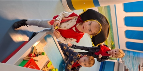 Powiększ grafikę: z-marynarzem-motlawkiem-po-statku-lekcja-muzealna-motylkow-w-narodowym-muzeum-morskim-682937.jpg